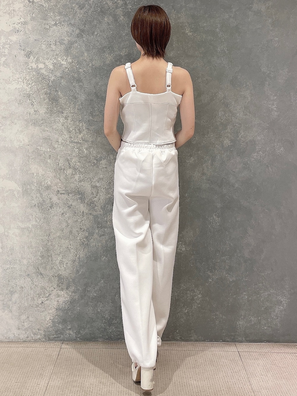 ホワイト系のスウェット、ホワイト系のスウェットパンツを着用したレディースの夏コーディネートの4枚目の写真