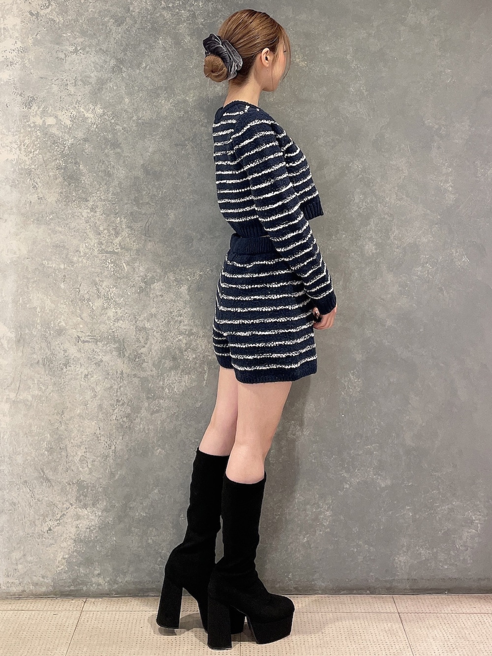 ブルー系のカーディガン/ボレロ、ブルー系のその他パンツ、その他のブーツを着用したレディースの秋コーディネートの2枚目の写真