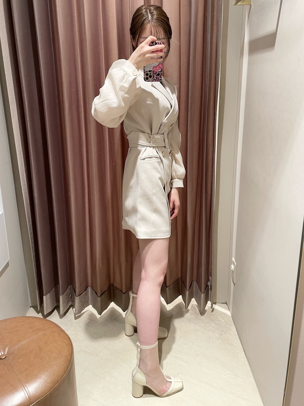 ホワイト系のワンピース、ホワイト系のブーツを着用したレディースの冬コーディネートの6枚目の写真
