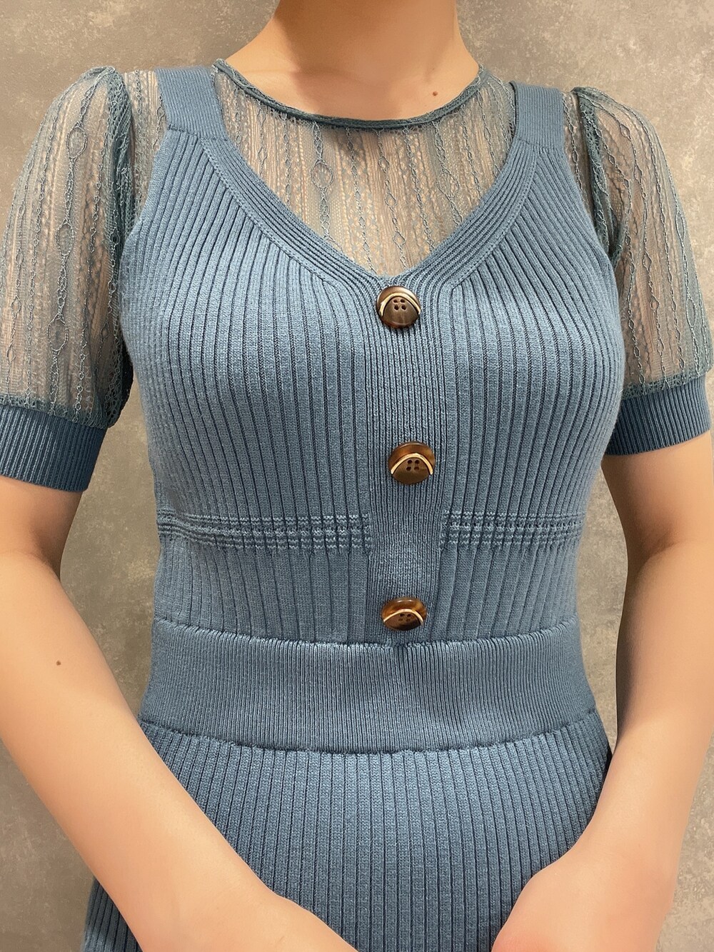 ホワイト系のサンダル、ブルー系のワンピースを着用したレディースの春コーディネートの5枚目の写真