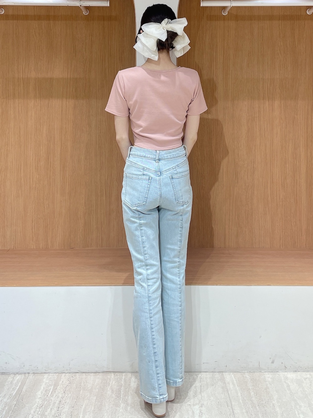 ピンク系のTシャツ/カットソー、ブルー系のデニムパンツ、ホワイト系のサンダルを着用したレディースの春コーディネートの4枚目の写真