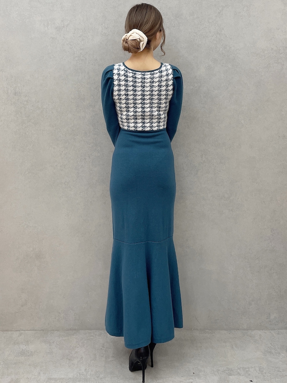 ブルー系のワンピース、ブラック系のブーツを着用したレディースの秋コーディネートの4枚目の写真