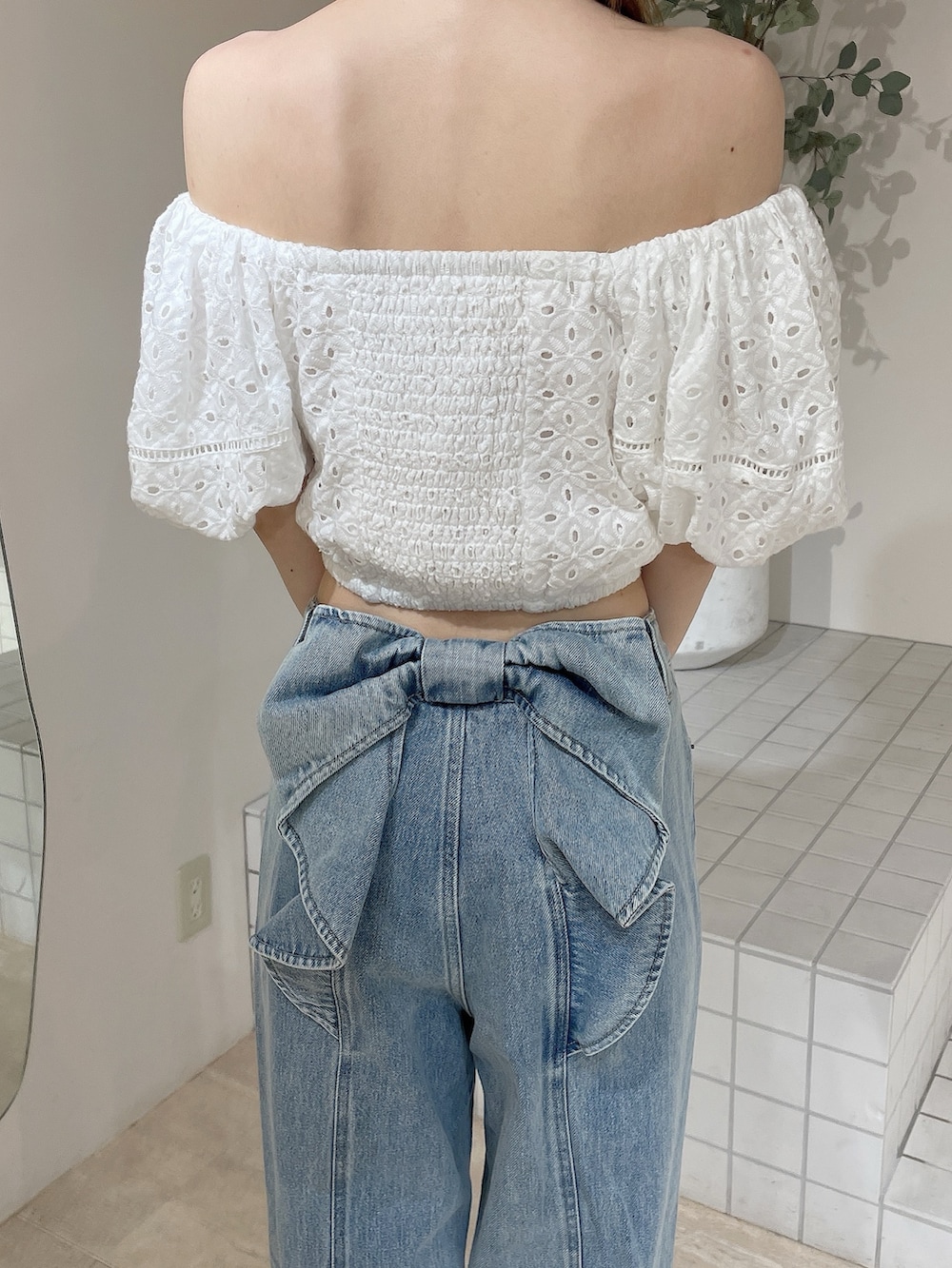 ホワイト系のサンダル、ブルー系のデニムパンツ、ホワイト系のシャツ/ブラウスを着用したレディースの夏コーディネートの9枚目の写真