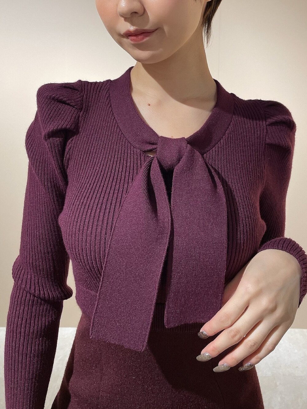 レッド系のワンピース、ブラック系のパンプスを着用したレディースの秋コーディネートの7枚目の写真