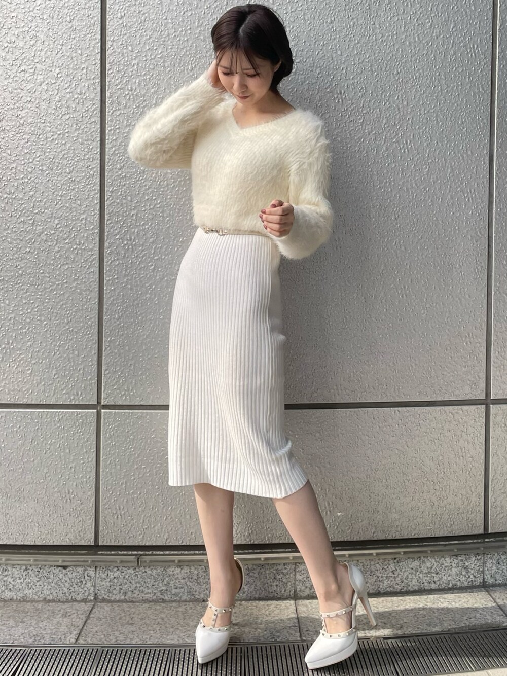ホワイト系のその他アウター、ホワイト系のワンピースを着用したレディースの秋コーディネートの5枚目の写真