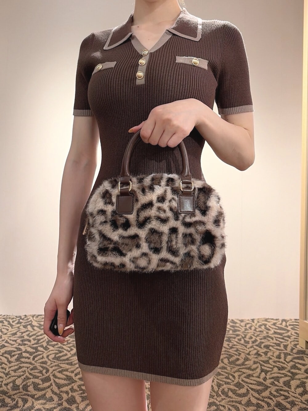 ブラウン系のワンピース、ブラウン系のハンドバッグ、ブラック系のバレッタ/ヘアクリップを着用したレディースの夏コーディネートの5枚目の写真