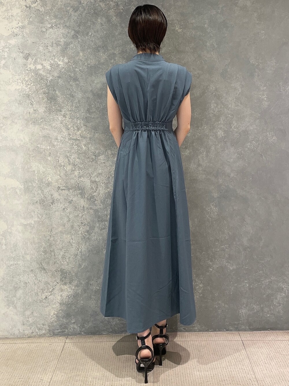 ブルー系のワンピース、ブラック系のサンダルを着用したレディースの夏コーディネートの4枚目の写真