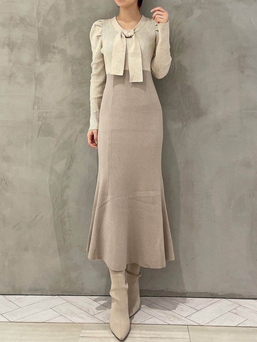 ホワイト系のワンピース、ホワイト系のブーツ、ホワイト系のブルゾンを着用したレディースの冬コーディネートの3枚目の写真