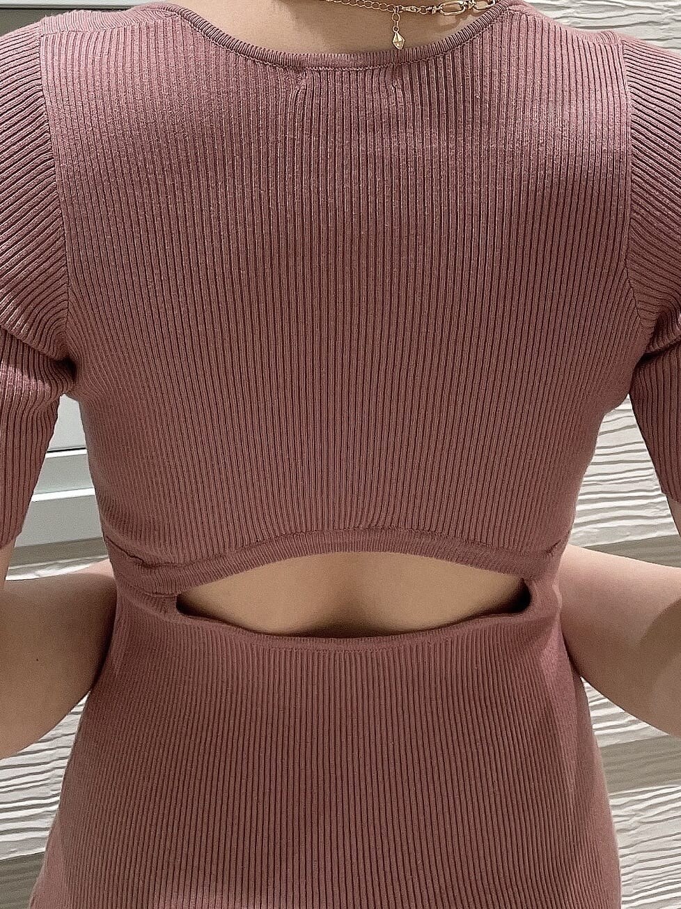 ピンク系のワンピース、ホワイト系のサンダル、ゴールド系のネックレスを着用したレディースの夏コーディネートの6枚目の写真