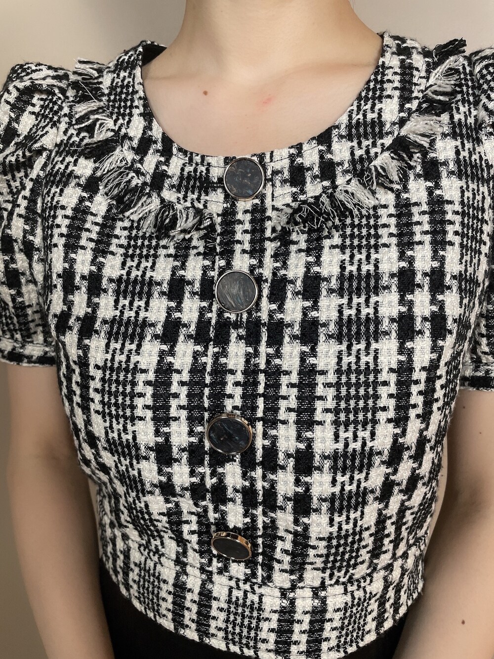 ブラック系のシャツ/ブラウス、ブラック系のサンダル、ブラック系のスカートを着用したレディースの夏コーディネートの6枚目の写真