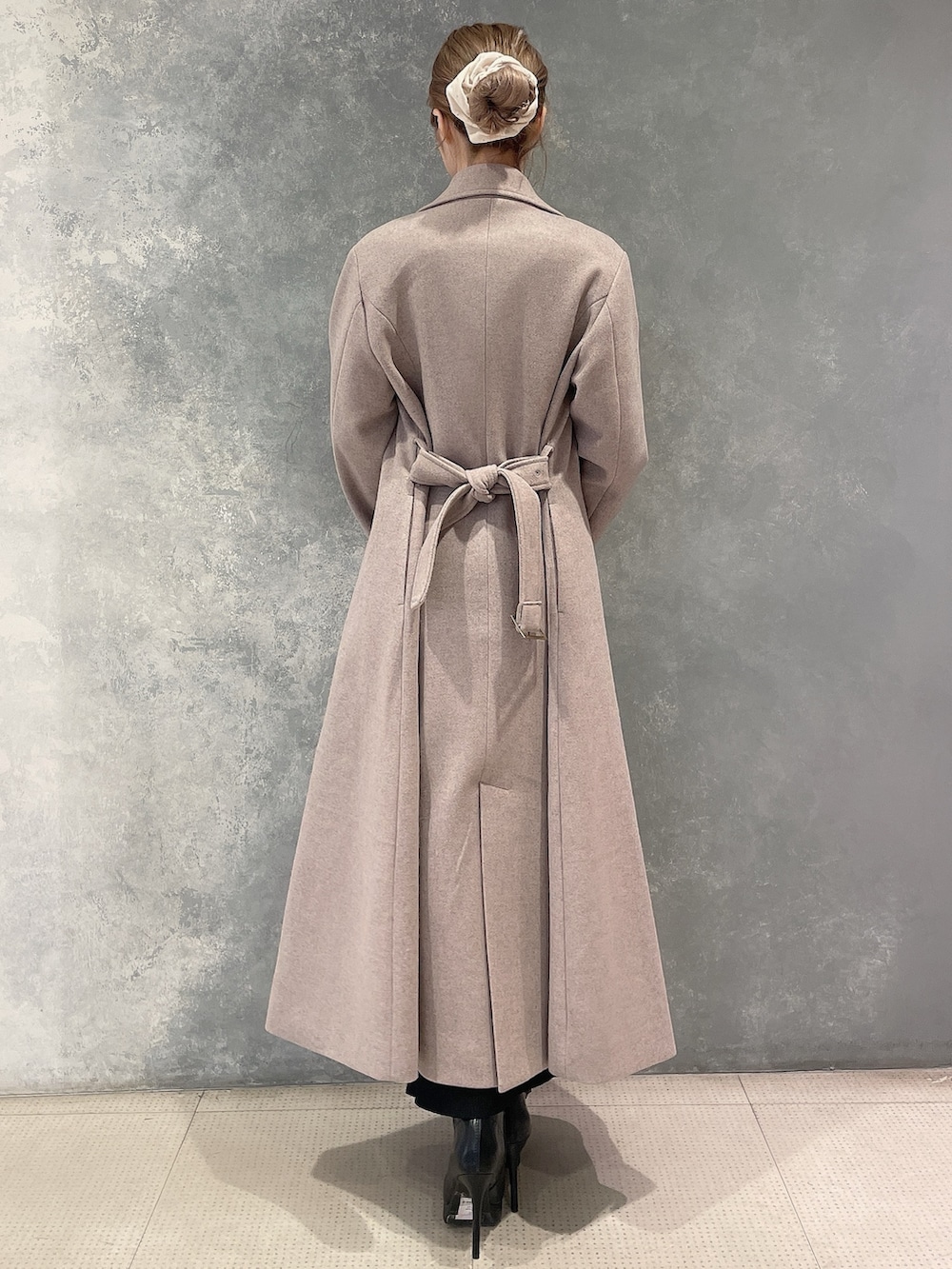 ブラウン系のその他アウター、ブラック系のブーツ、ブラック系のワンピースを着用したレディースの秋コーディネートの6枚目の写真