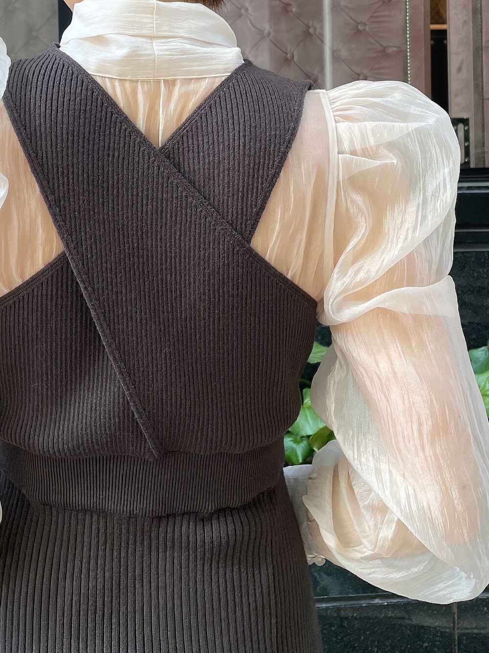 ブラック系のブーツ、グレー系のワンピース、ベージュ系のハットを着用したレディースの秋コーディネートの6枚目の写真