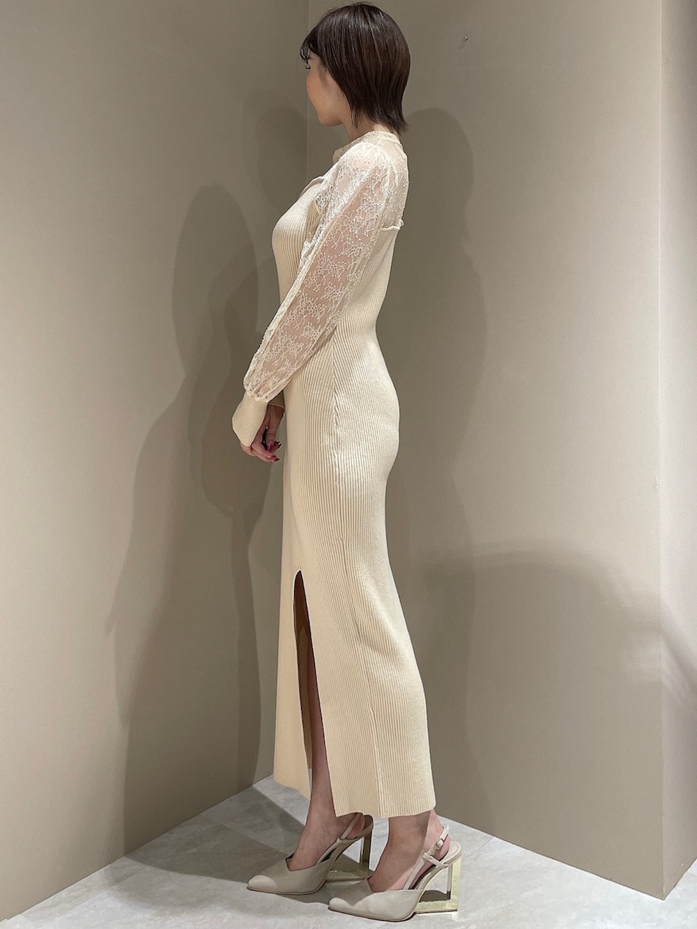 ホワイト系のワンピース、ベージュ系のサンダルを着用したレディースの夏コーディネートの3枚目の写真