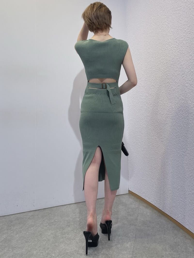 ブラック系のサンダル、ブラック系のショルダーバッグ、グリーン系のワンピースを着用したレディースの夏コーディネートの4枚目の写真