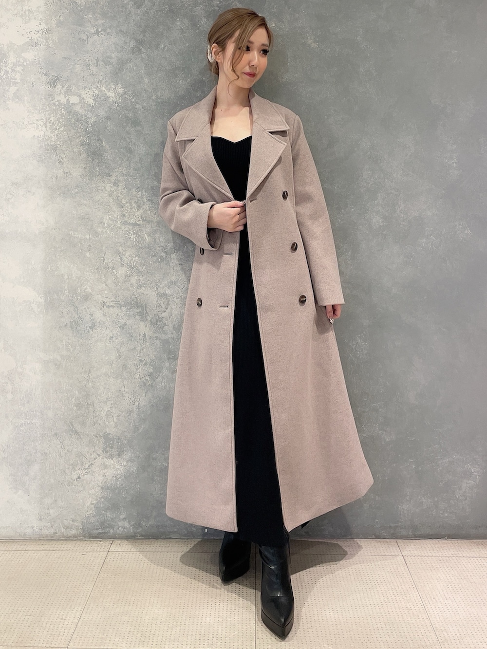 ブラウン系のその他アウター、ブラック系のブーツ、ブラック系のワンピースを着用したレディースの秋コーディネートの4枚目の写真