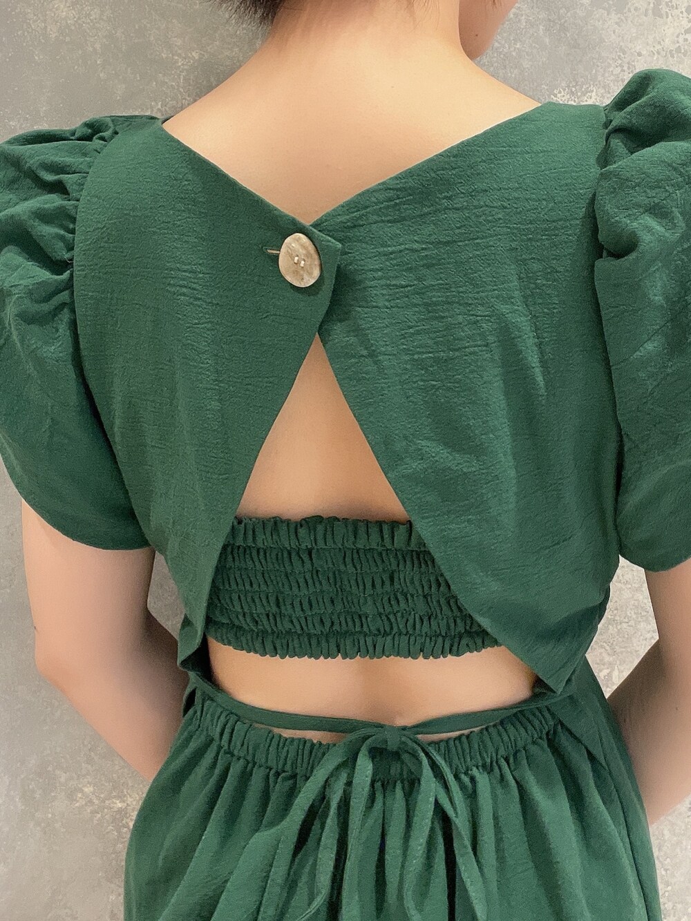 ホワイト系のサンダル、グリーン系のワンピースを着用したレディースの夏コーディネートの4枚目の写真