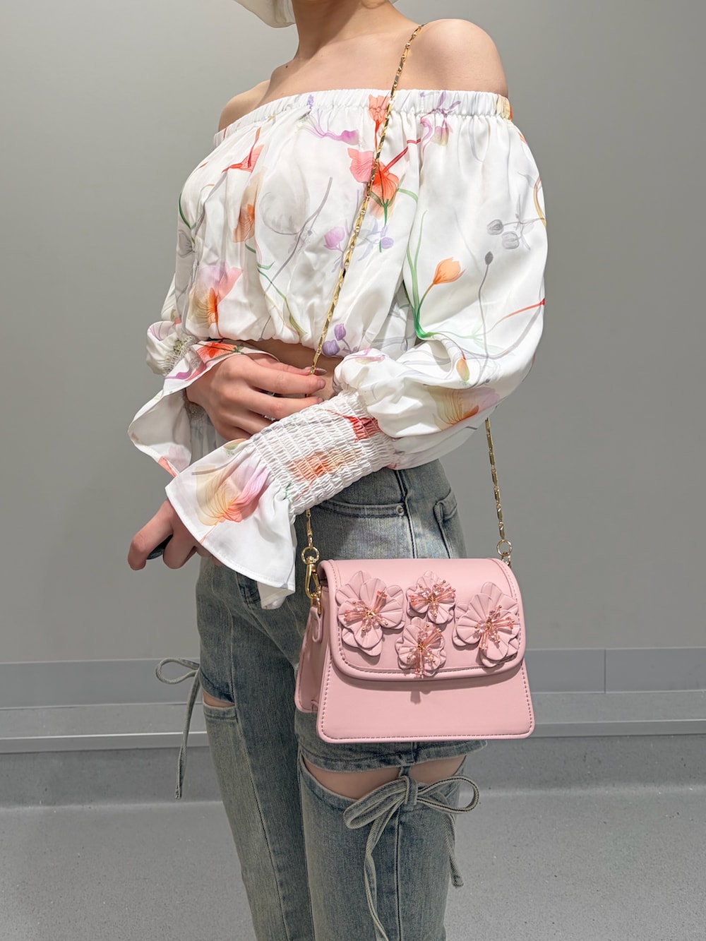 ホワイト系のシャツ/ブラウス、ブルー系のデニムパンツ、ピンク系のショルダーバッグを着用したレディースの冬コーディネートの5枚目の写真