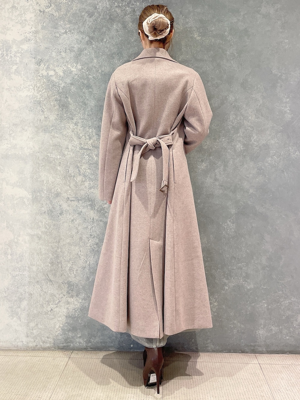 ブラウン系のその他アウター、ホワイト系のニット/セーター、ホワイト系のスカートを着用したレディースの秋コーディネートの3枚目の写真