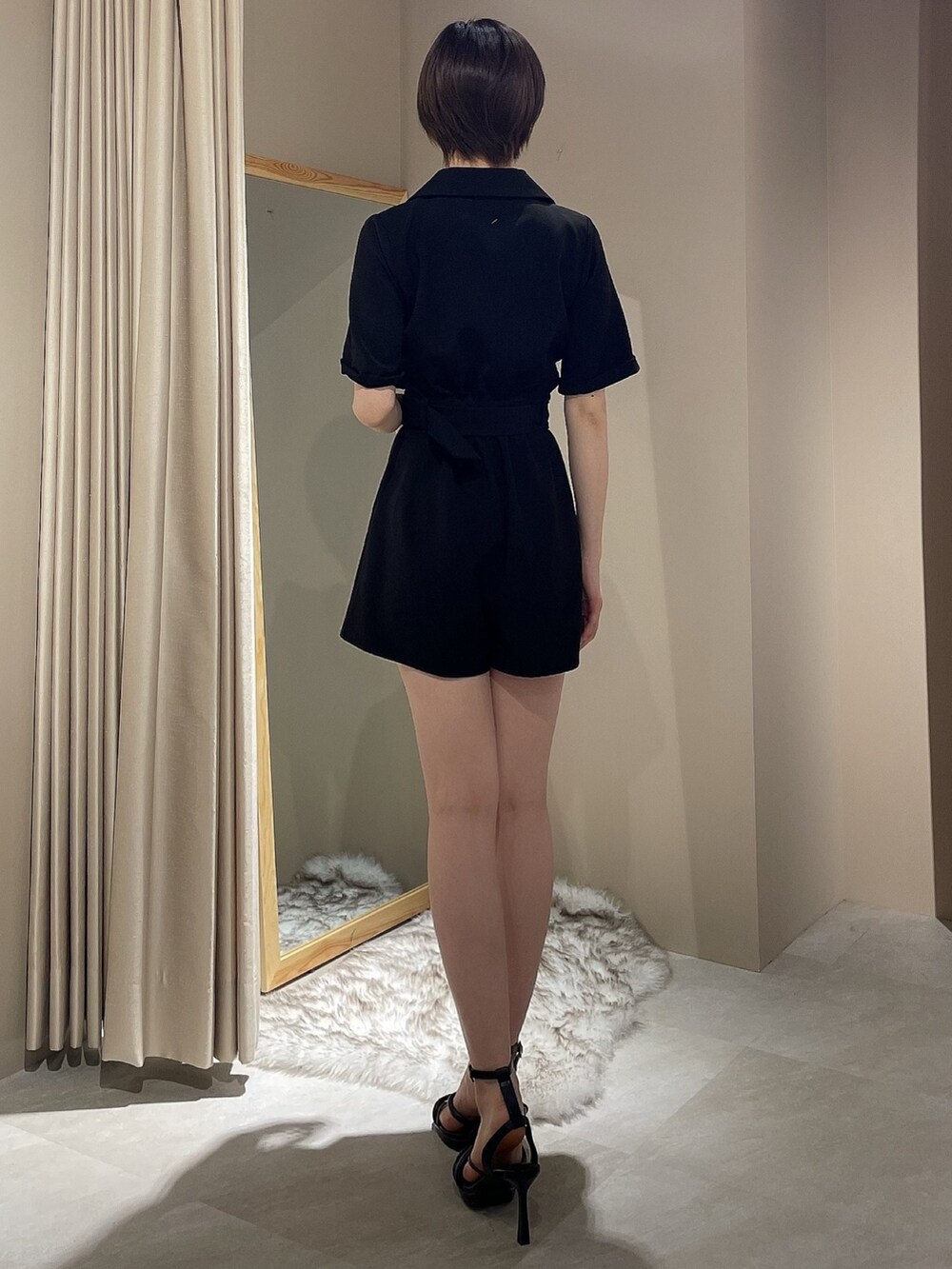 ブラック系のつなぎ/オールインワン、ブラック系のサンダルを着用したレディースの春コーディネートの4枚目の写真