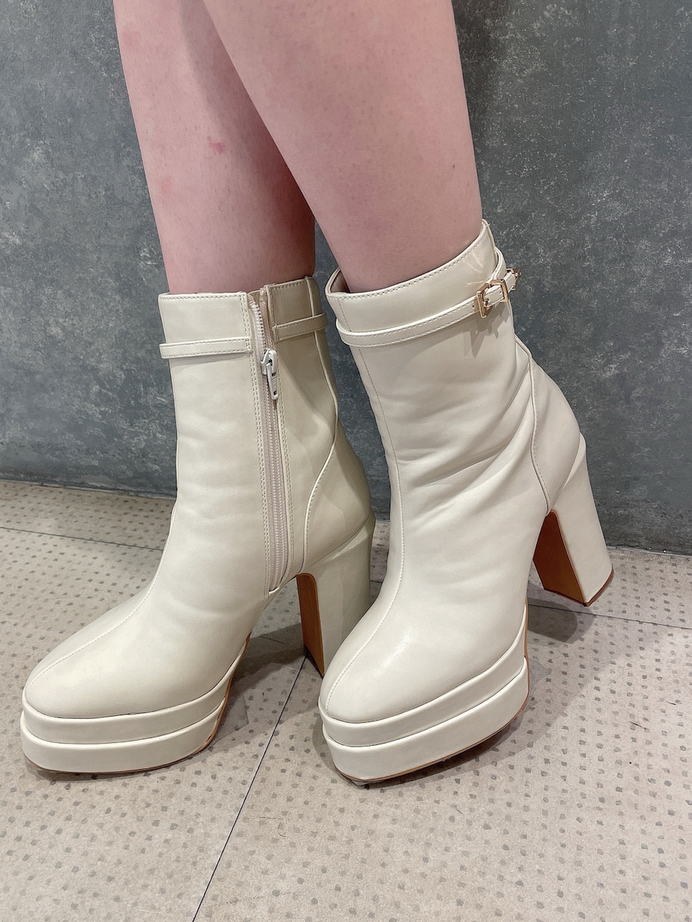 ホワイト系のテーラードジャケット、ホワイト系のスカート、ブラック系のニット/セーターを着用したレディースの冬コーディネートの8枚目の写真