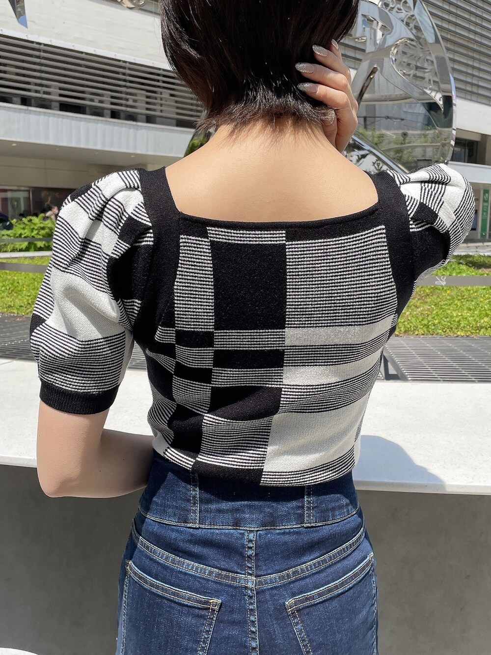 その他のニット/セーター、ブルー系のスカート、ホワイト系のハンドバッグを着用したレディースの春コーディネートの5枚目の写真