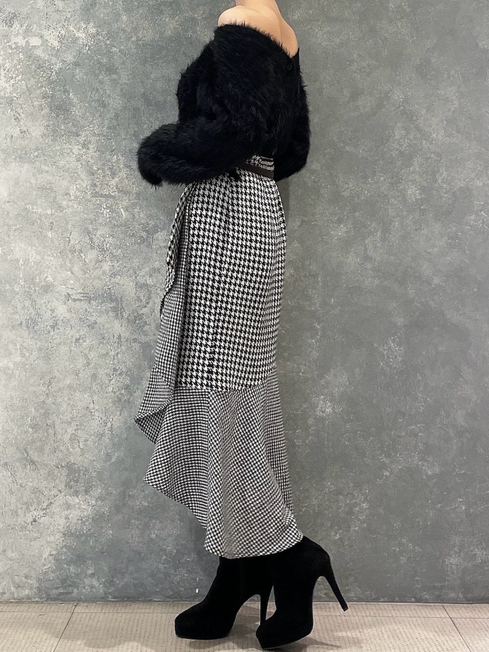 その他のスカート、ブラック系のカーディガン/ボレロ、ブラック系のブーツを着用したレディースの秋コーディネートの3枚目の写真