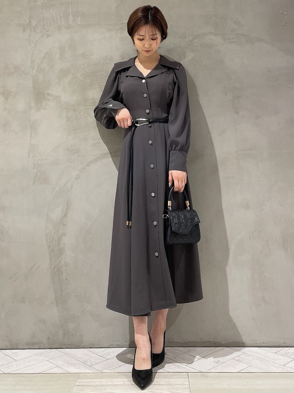 ベージュ系のその他アウター、グレー系のワンピース、ブラック系のハンドバッグを着用したレディースの冬コーディネートの5枚目の写真