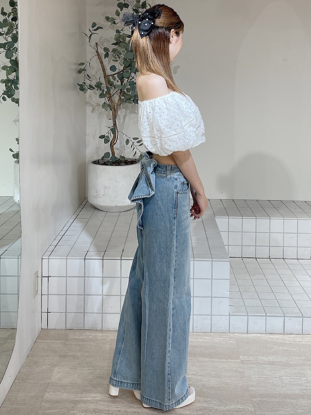 ホワイト系のサンダル、ブルー系のデニムパンツ、ホワイト系のシャツ/ブラウスを着用したレディースの夏コーディネートの4枚目の写真