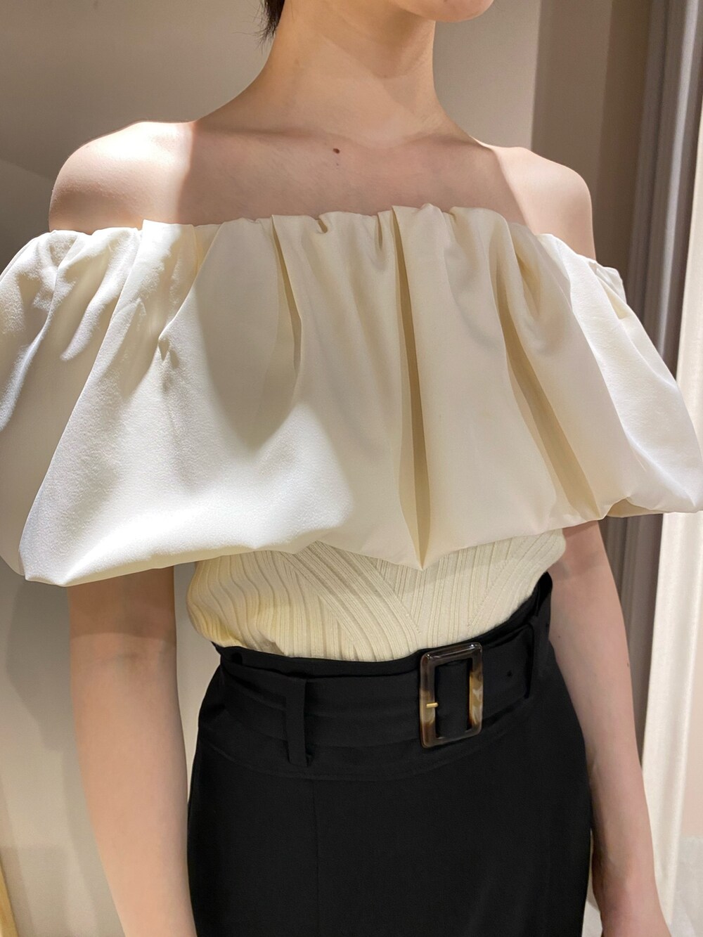 ホワイト系のパンプス、ホワイト系のニット/セーター、ブラック系のスカートを着用したレディースの春コーディネートの5枚目の写真