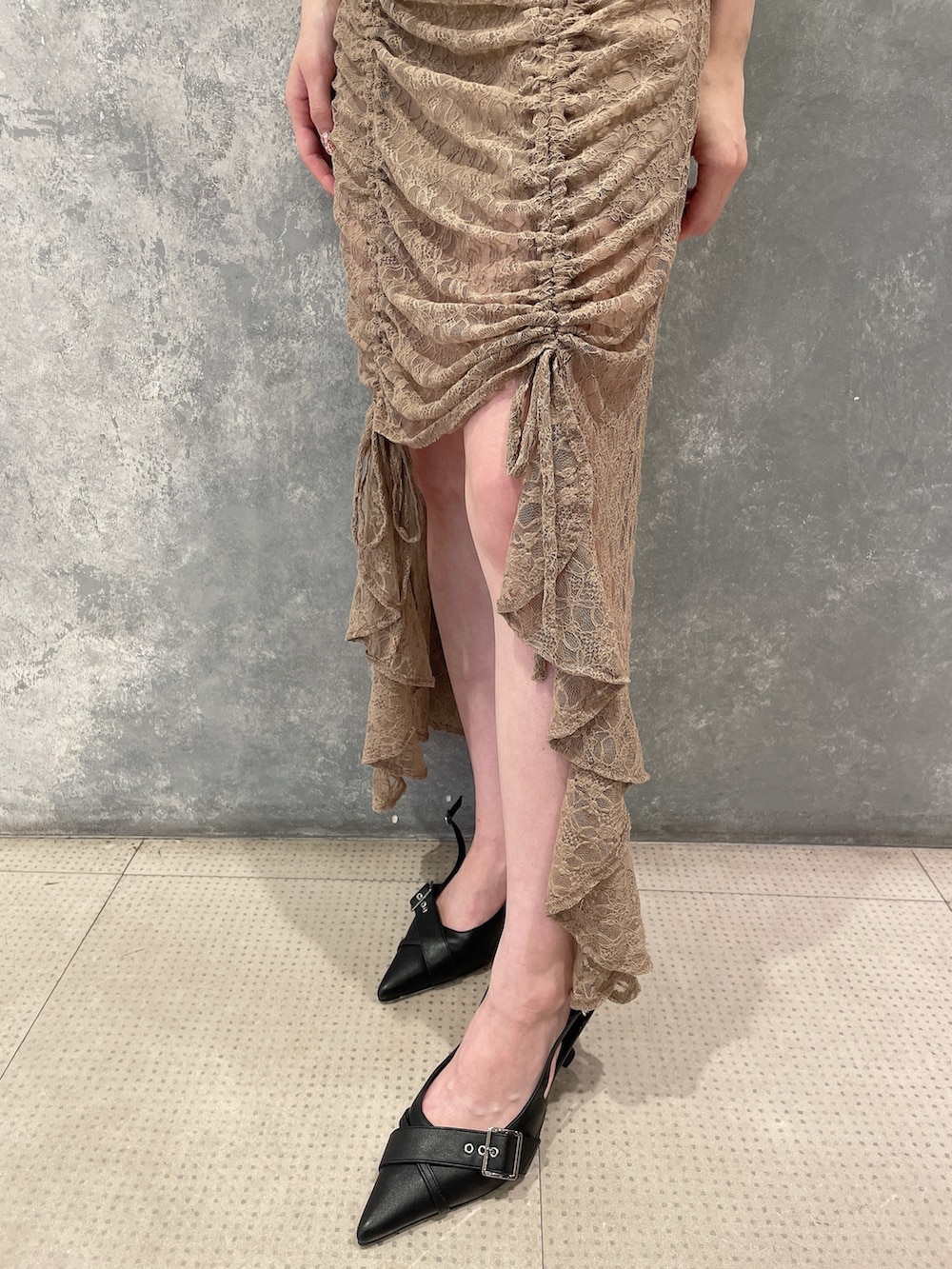 「RESEXXYのベロアビックシュシュ（シュシュ、グレー系）」を使った、moekaさん（レディース・162cm）の夏コーディネートの6枚目の写真