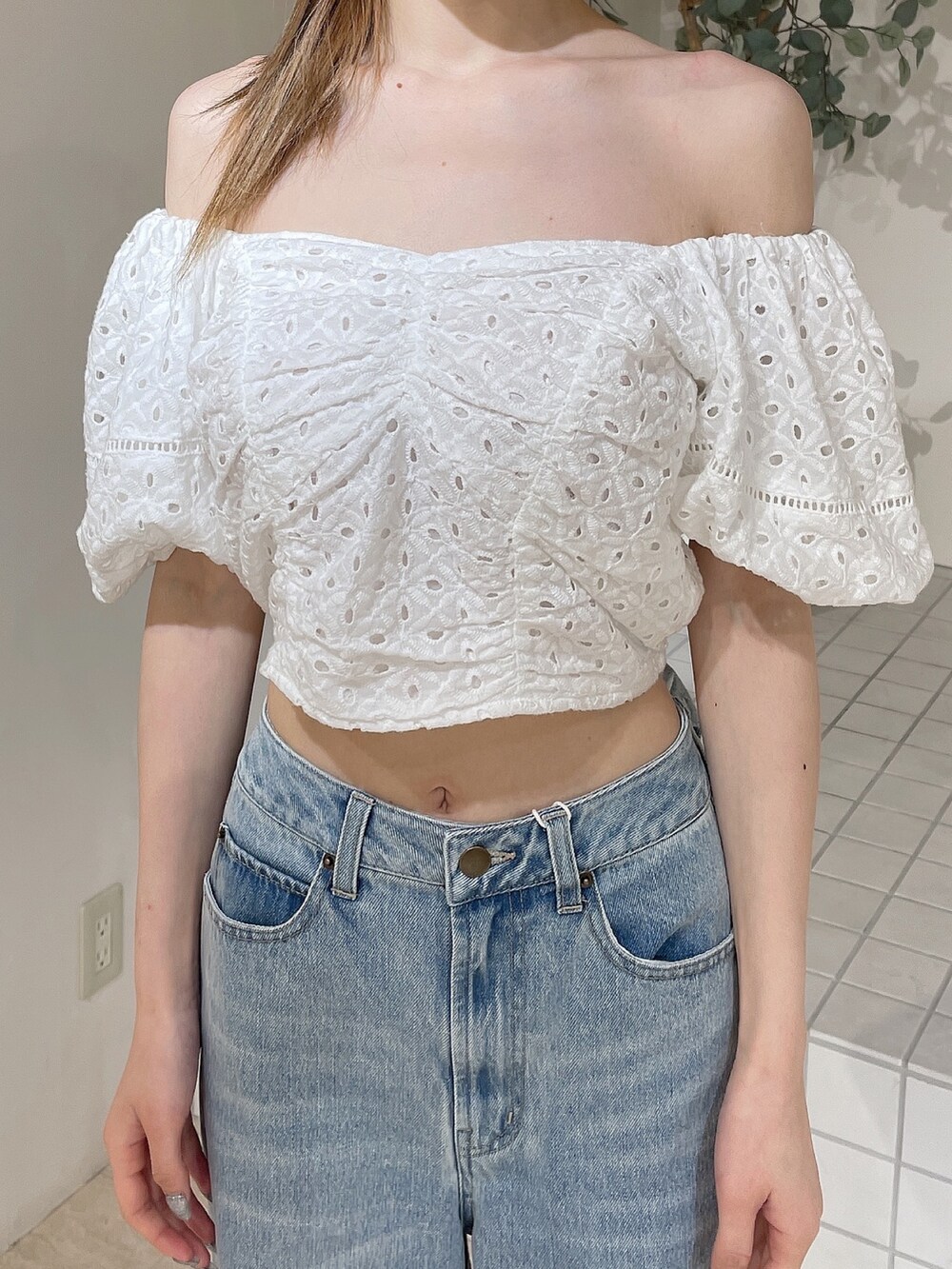 ホワイト系のサンダル、ブルー系のデニムパンツ、ホワイト系のシャツ/ブラウスを着用したレディースの夏コーディネートの8枚目の写真