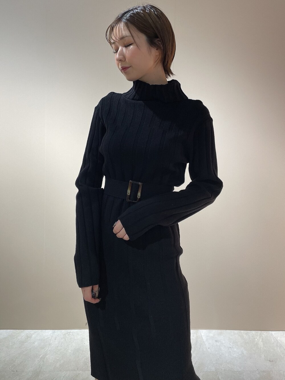 ブラック系のブーツ、ブラック系のワンピースを着用したレディースの秋コーディネートの5枚目の写真