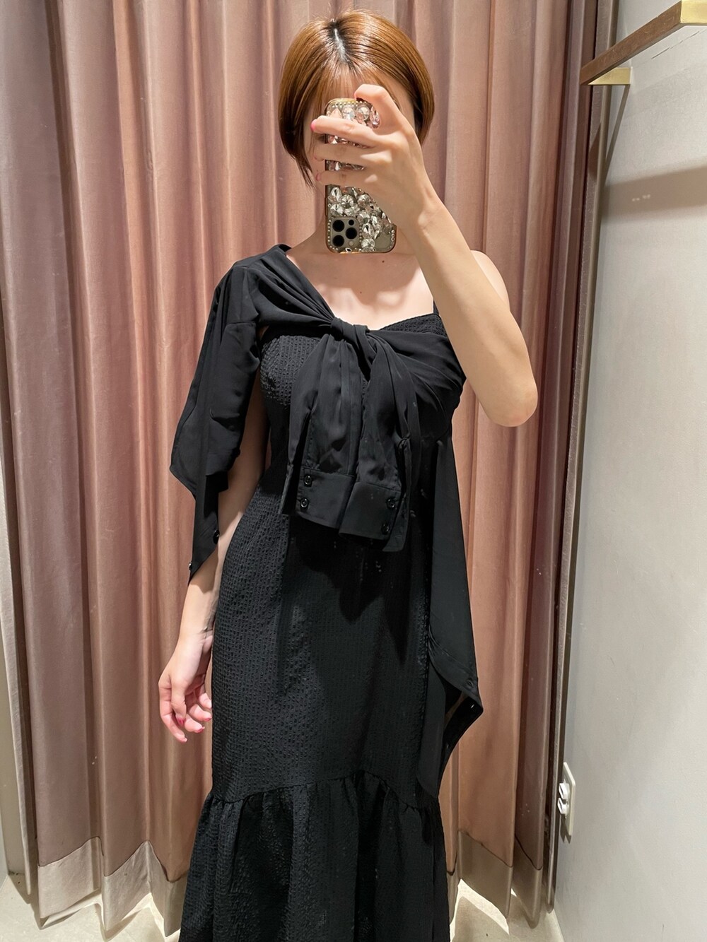 ホワイト系のシャツ/ブラウス、ブラック系のワンピース、ブラック系のサンダルを着用したレディースの夏コーディネートの5枚目の写真