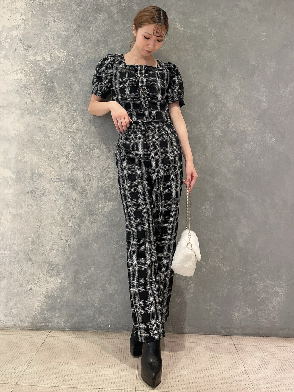 ブラック系のシャツ/ブラウス、ブラック系のその他パンツ、ホワイト系のハンドバッグを着用したレディースの夏コーディネートの2枚目の写真