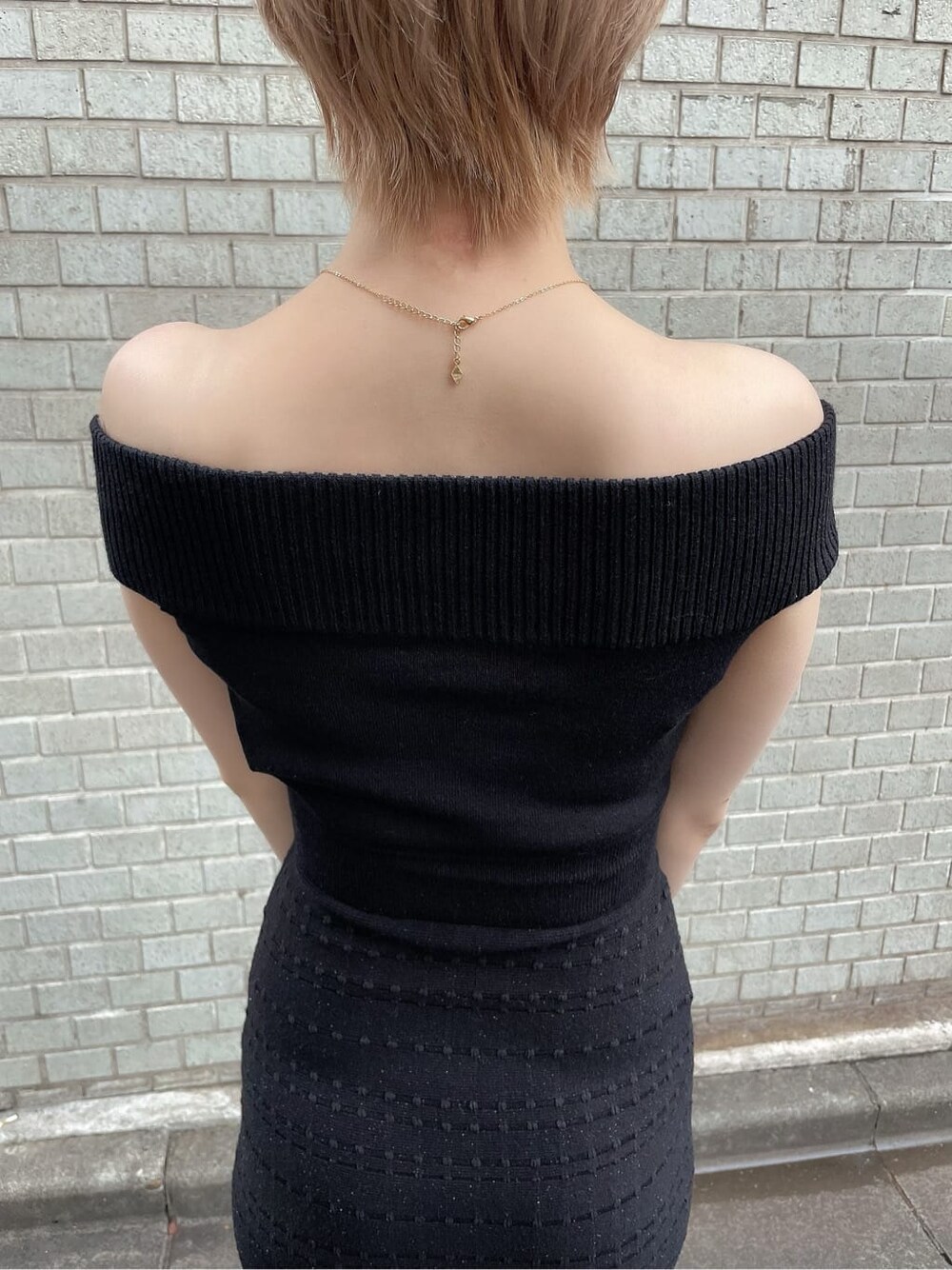 ブラック系のワンピース、ブラック系のサンダル、ベージュ系のハンドバッグを着用したレディースの夏コーディネートの8枚目の写真