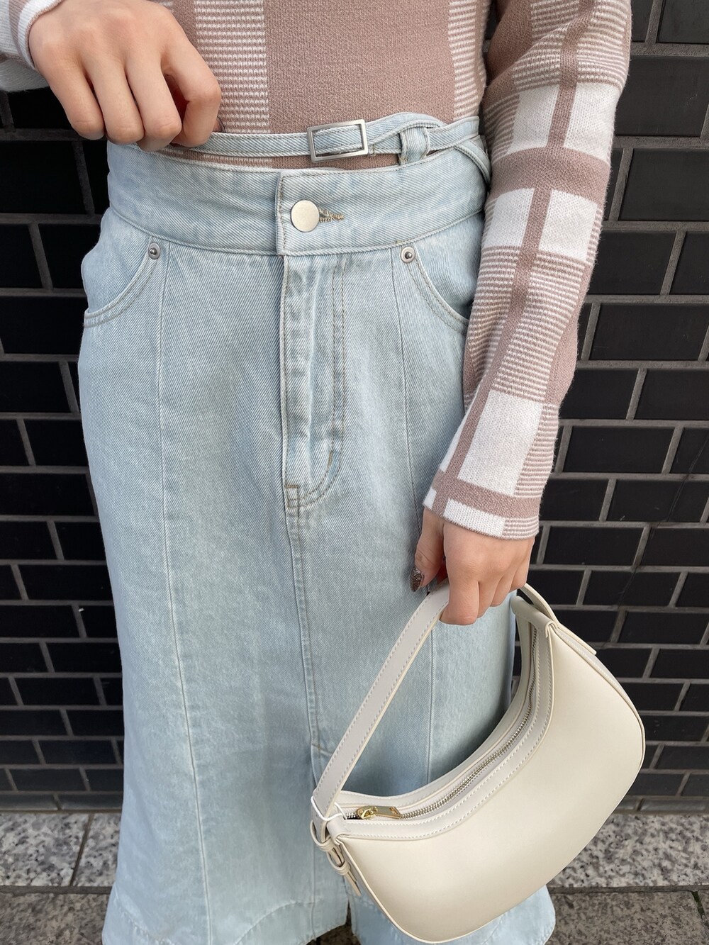 その他のニット/セーター、ホワイト系のハンドバッグ、ブルー系のデニムスカートを着用したレディースの冬コーディネートの7枚目の写真