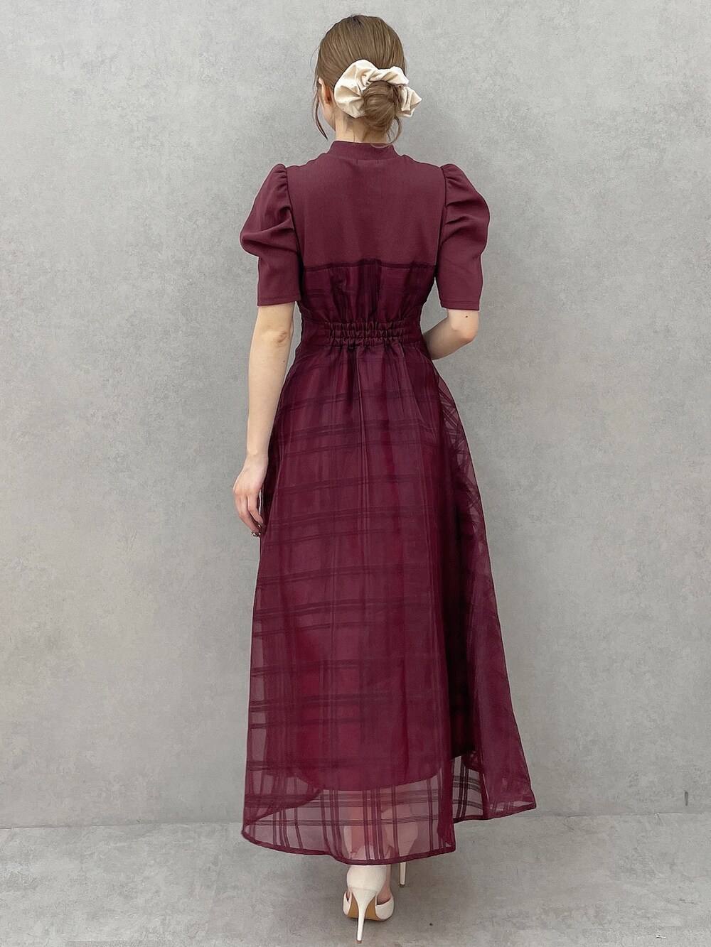 レッド系のワンピース、ホワイト系のパンプス、ホワイト系のシュシュを着用したレディースの夏コーディネートの5枚目の写真