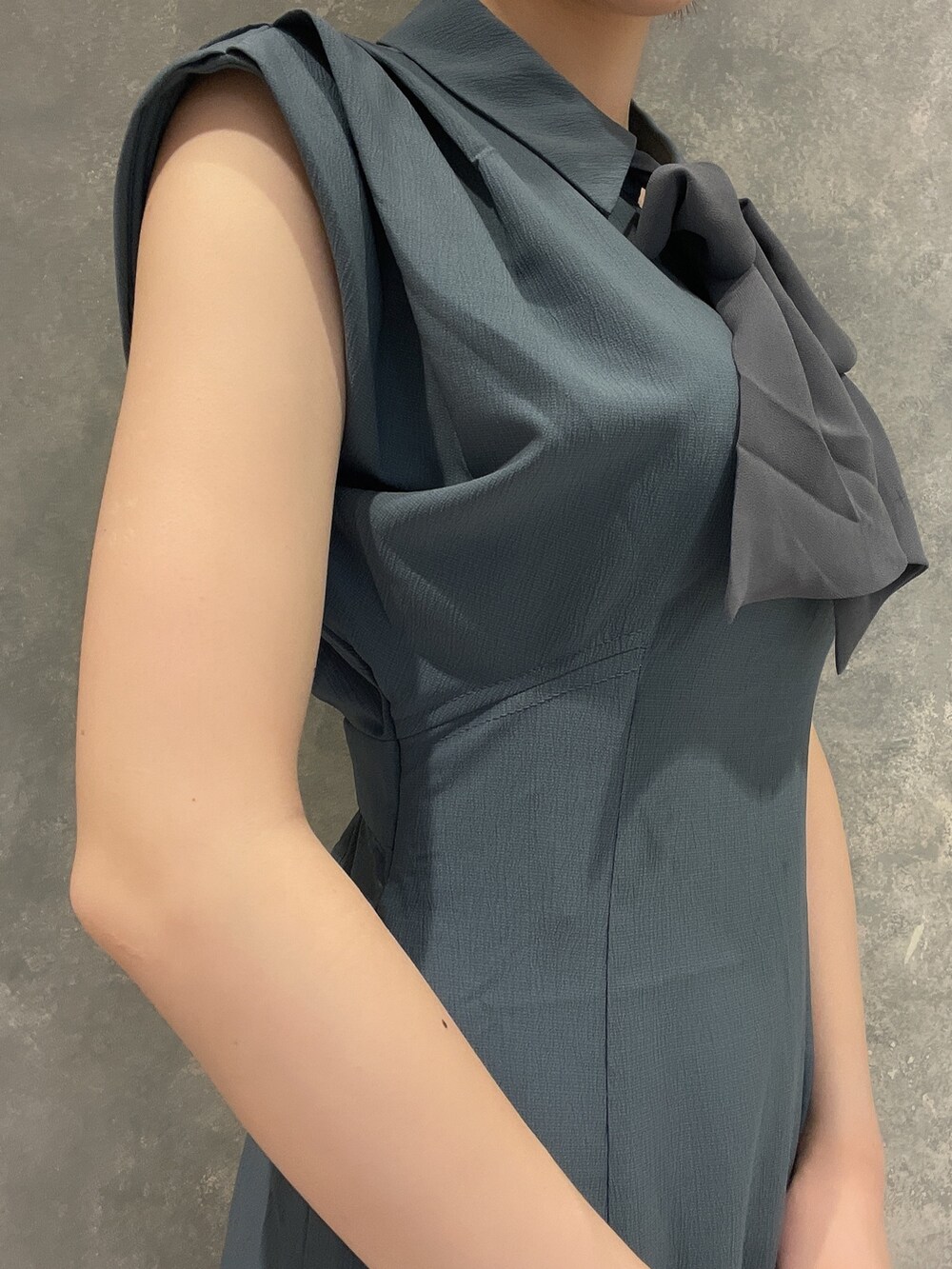 ブルー系のワンピース、ブラック系のサンダルを着用したレディースの夏コーディネートの7枚目の写真