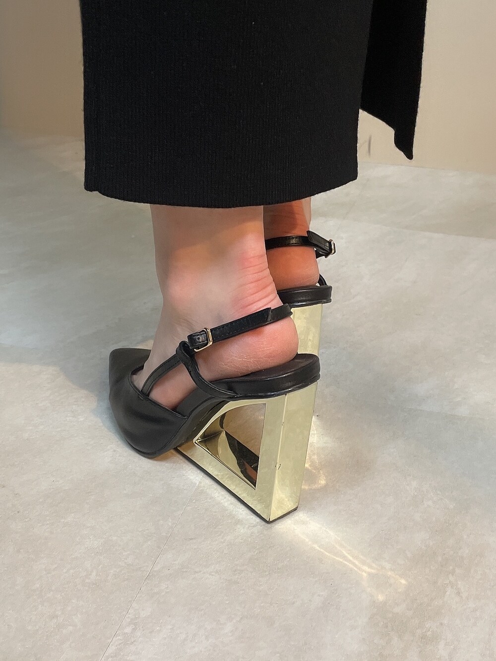 ブラック系のニット/セーター、ブラック系のスカート、ブラック系のサンダルを着用したレディースの夏コーディネートの9枚目の写真