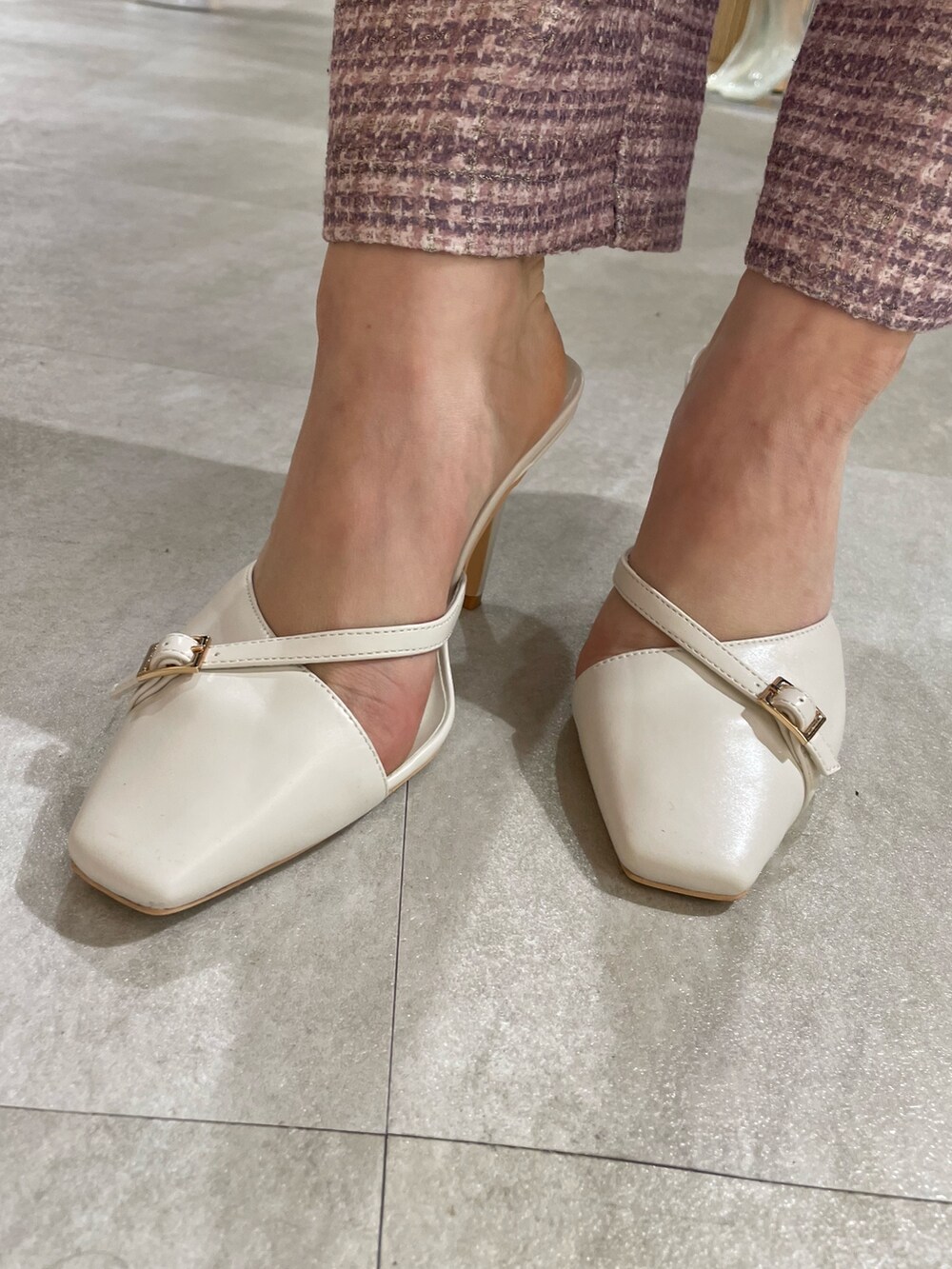 ピンク系のテーラードジャケット、ピンク系のその他パンツ、ホワイト系のニット/セーターを着用したレディースの春コーディネートの8枚目の写真