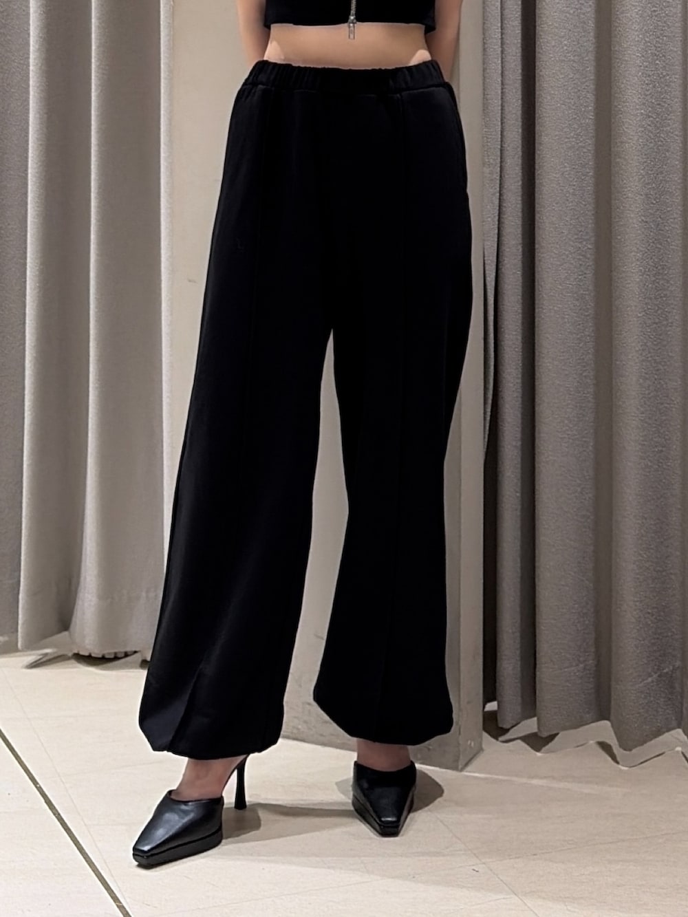 ブラック系のTシャツ/カットソー、ブラック系のその他パンツ、ブラック系のパンプスを着用したレディースの夏コーディネートの6枚目の写真