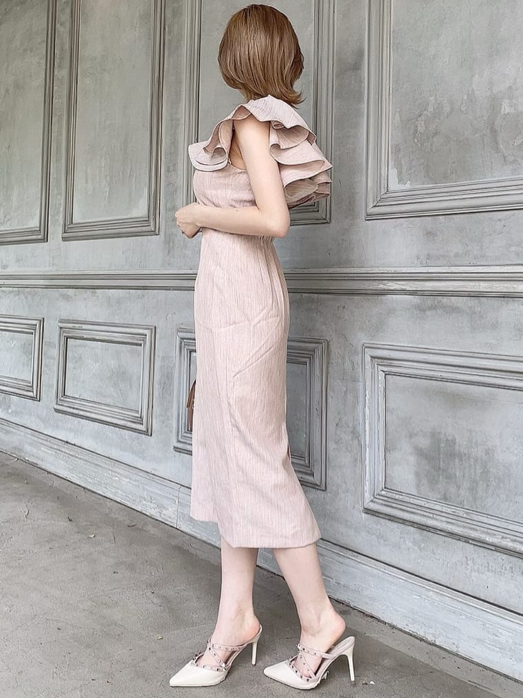 ホワイト系のサンダル、ブラウン系のショルダーバッグ、オレンジ系のワンピースを着用したレディースの春コーディネートの4枚目の写真