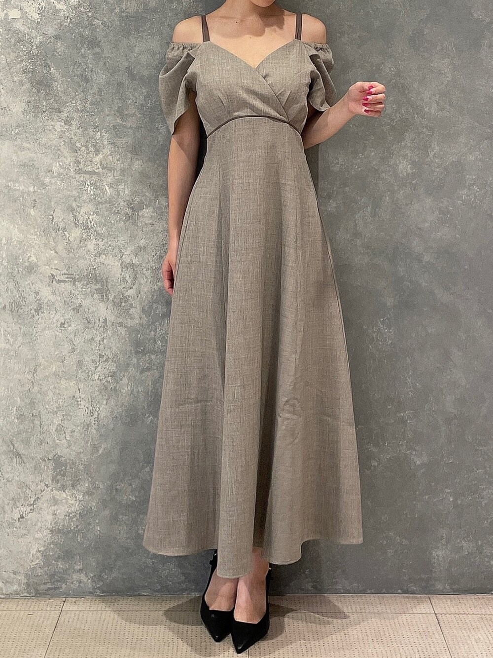 ブラック系のサンダル、ブラウン系のワンピースを着用したレディースの夏コーディネートの2枚目の写真