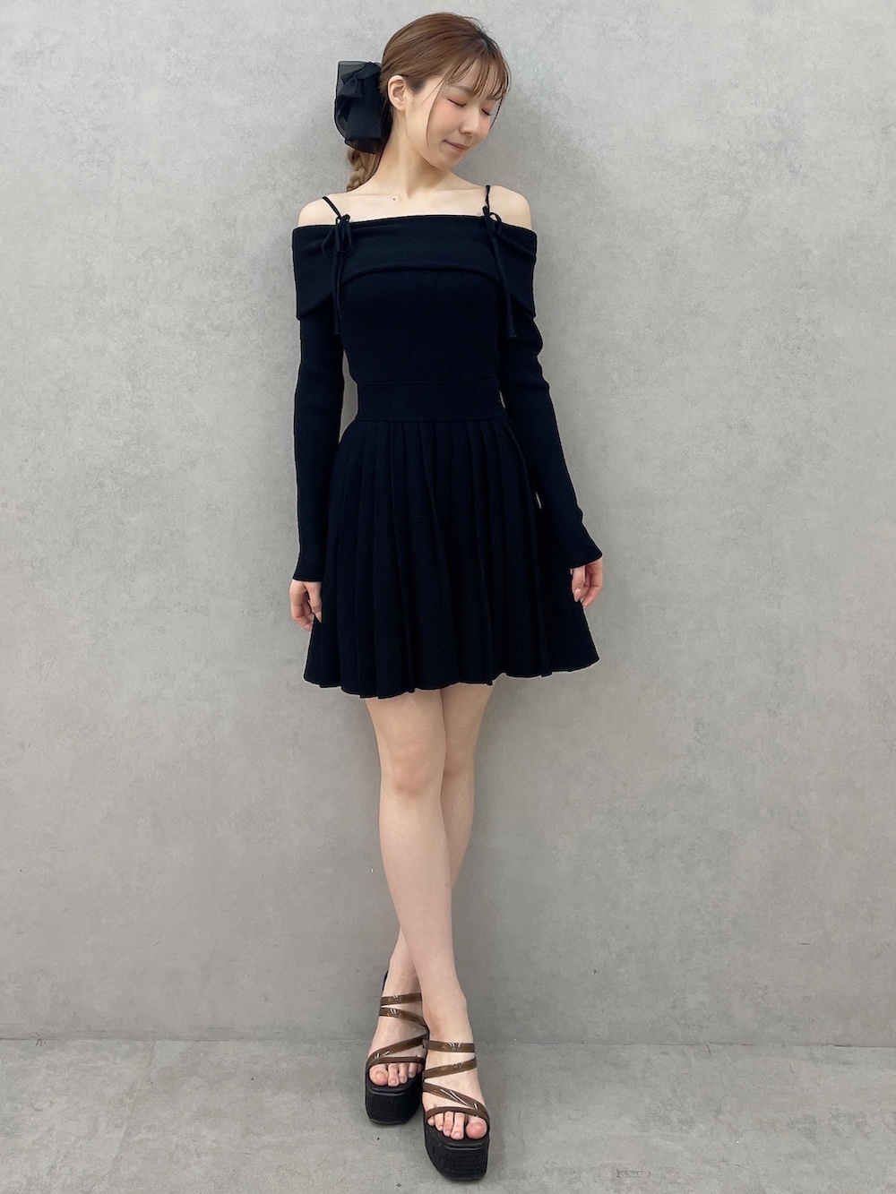 ブラック系のサンダル、ブラック系のワンピース、ブラック系のバレッタ/ヘアクリップを着用したレディースの春コーディネートの2枚目の写真