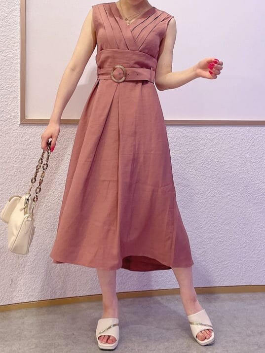 ホワイト系のサンダル、その他のショルダーバッグ、ピンク系のワンピースを着用したレディースの夏コーディネートの2枚目の写真