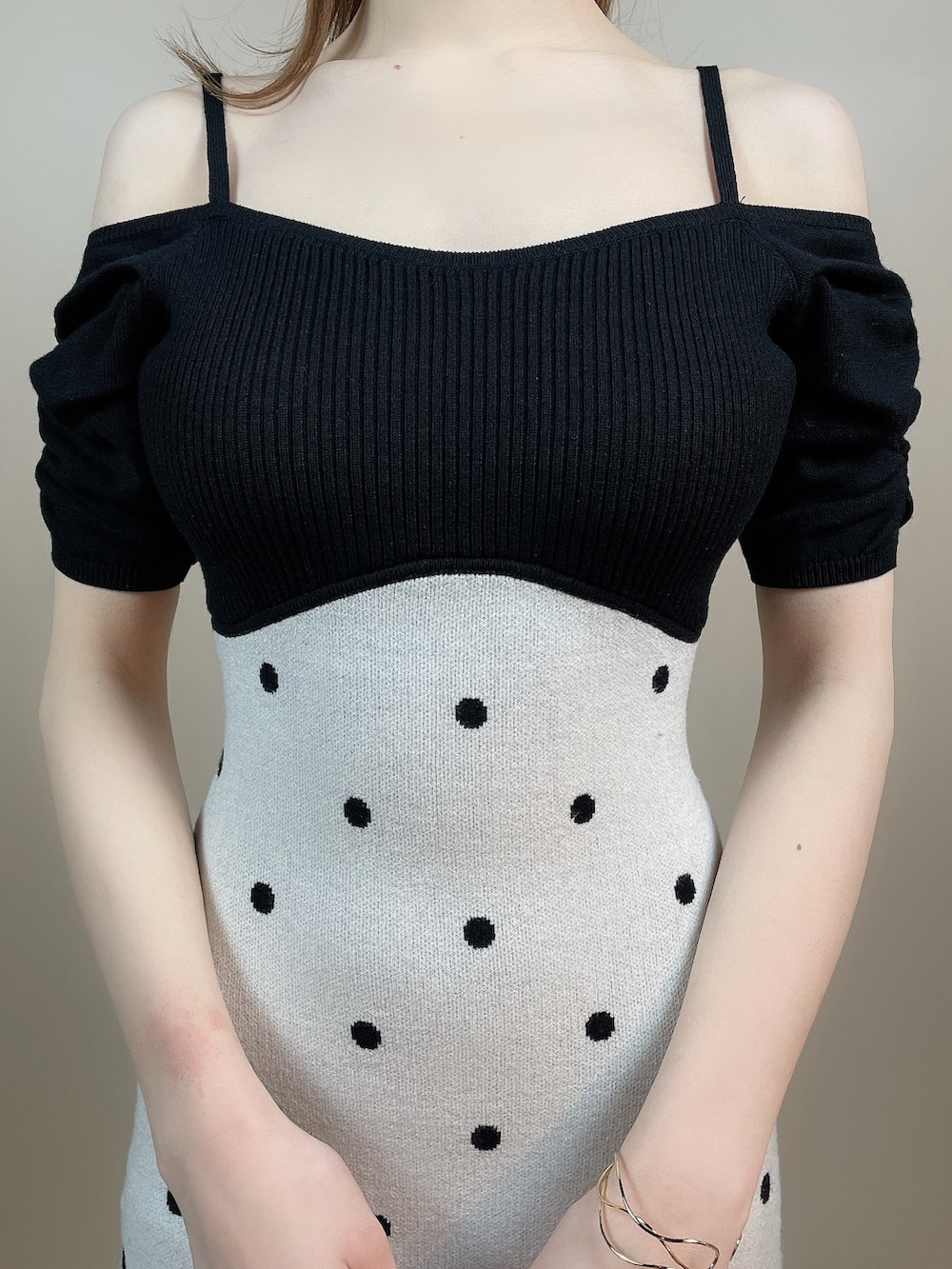 ブラック系のワンピース、ホワイト系のパンプスを着用したレディースの冬コーディネートの5枚目の写真