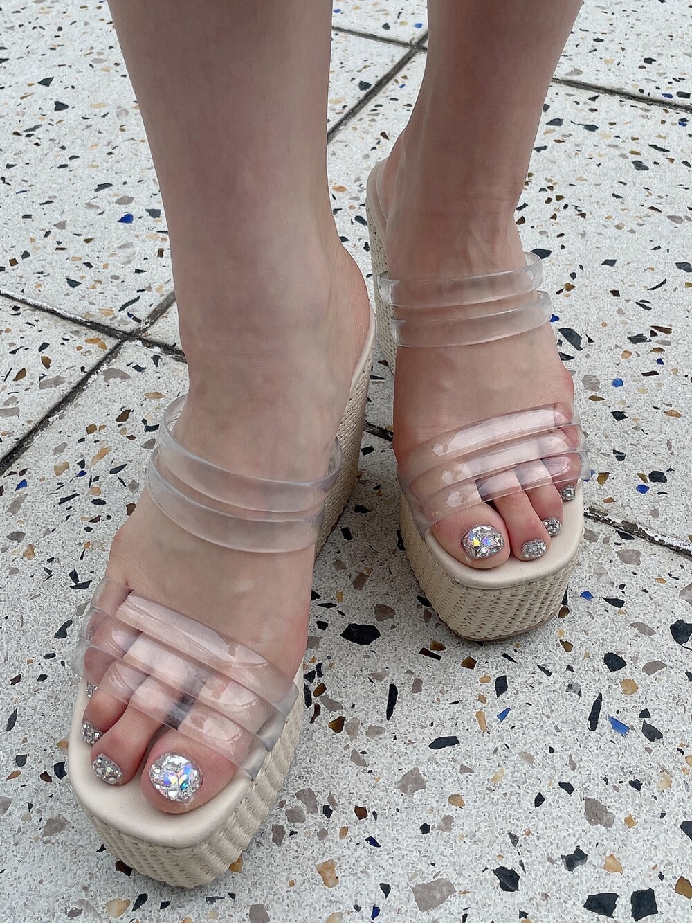 その他のつなぎ/オールインワン、ブラック系のハンドバッグ、ホワイト系のサンダルを着用したレディースの夏コーディネートの7枚目の写真