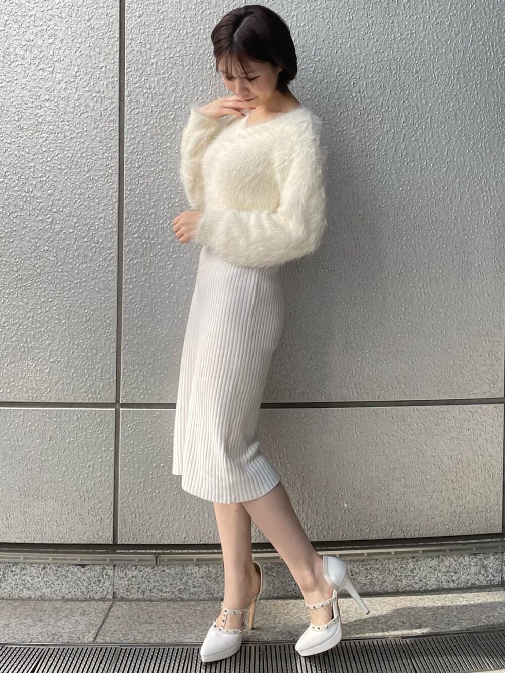 ホワイト系のワンピースを着用したレディースの秋コーディネートの2枚目の写真