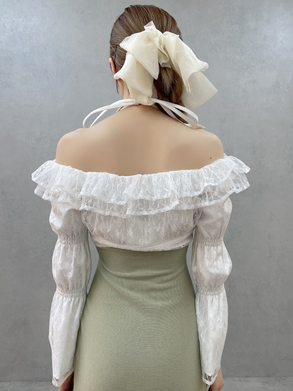 グリーン系のワンピース、ホワイト系のハンドバッグ、ホワイト系のサンダルを着用したレディースの春コーディネートの6枚目の写真