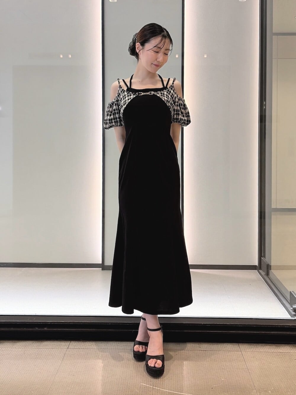 ブラック系のサンダル、ブラック系のワンピース、ブラック系のシュシュを着用したレディースの夏コーディネートの2枚目の写真
